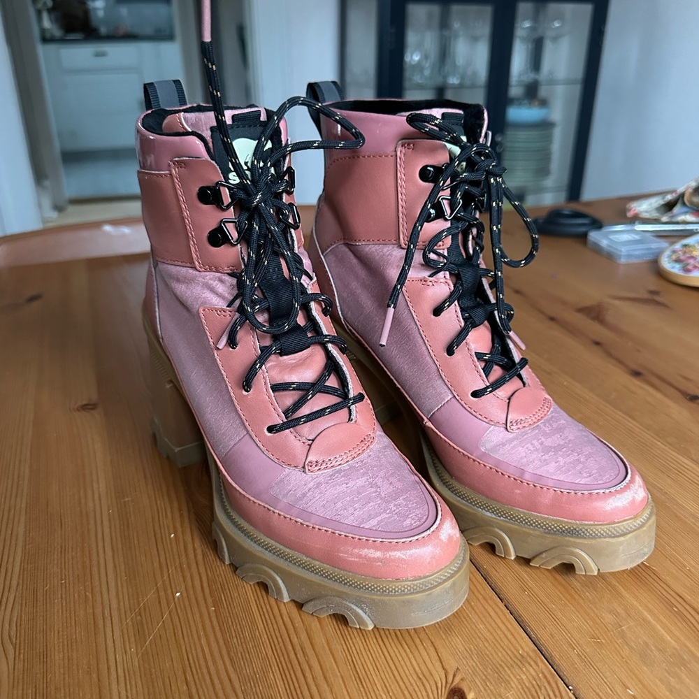 Sorel size 7 Women's Pink Chunky Lace-Up Combat Boots
